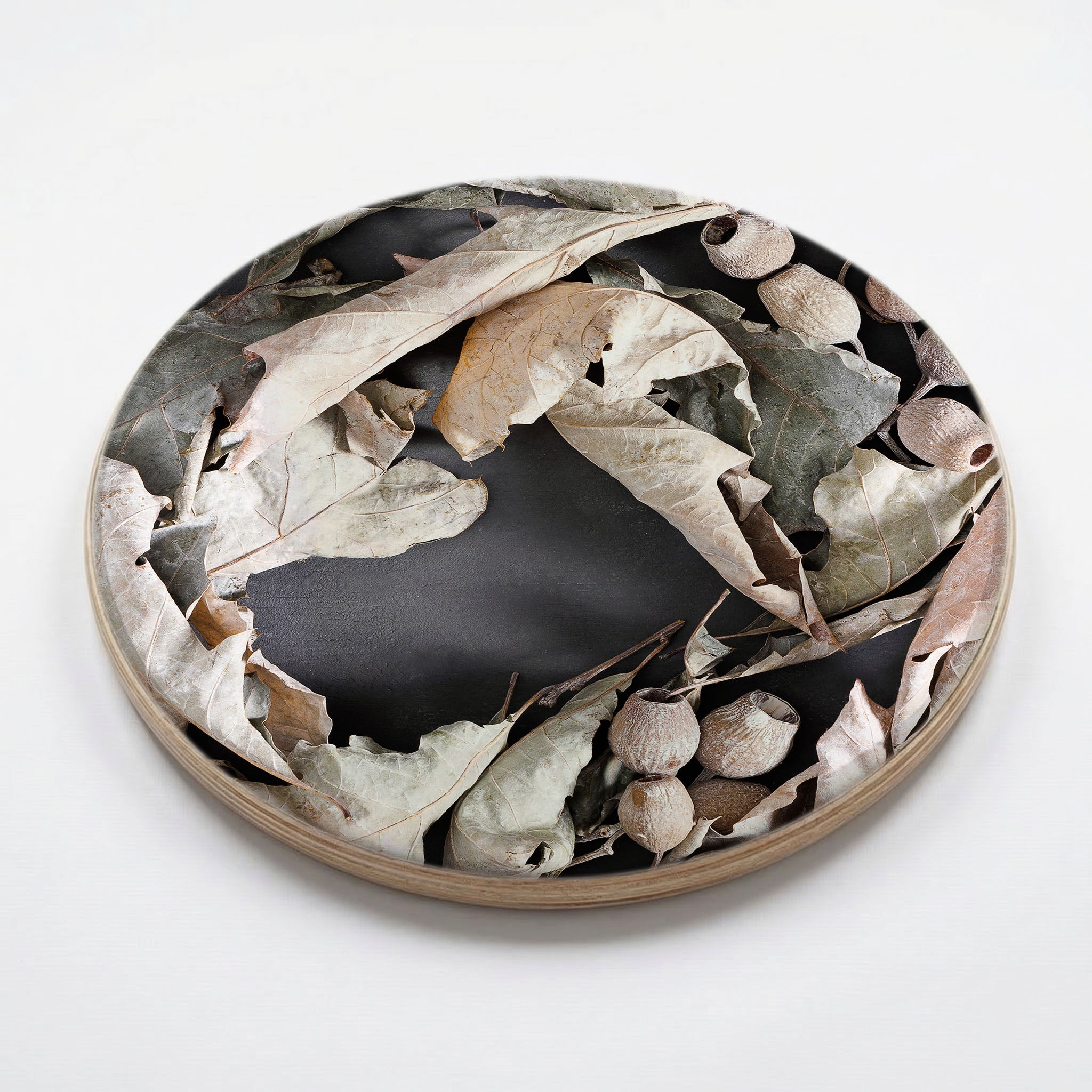MONOCHROMATIC GREY LEAVES WREATH CHEESEBOARD