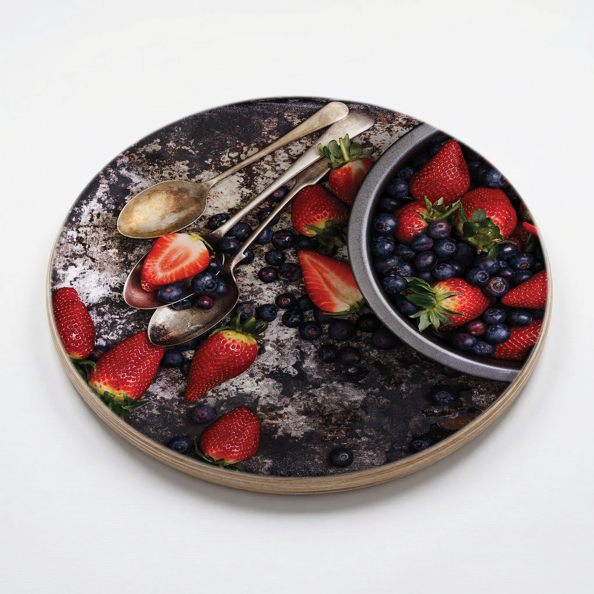 STRAWBERRIES AND BLUEBERRIES ON RUSTIC TRAY CHEESEBOARD