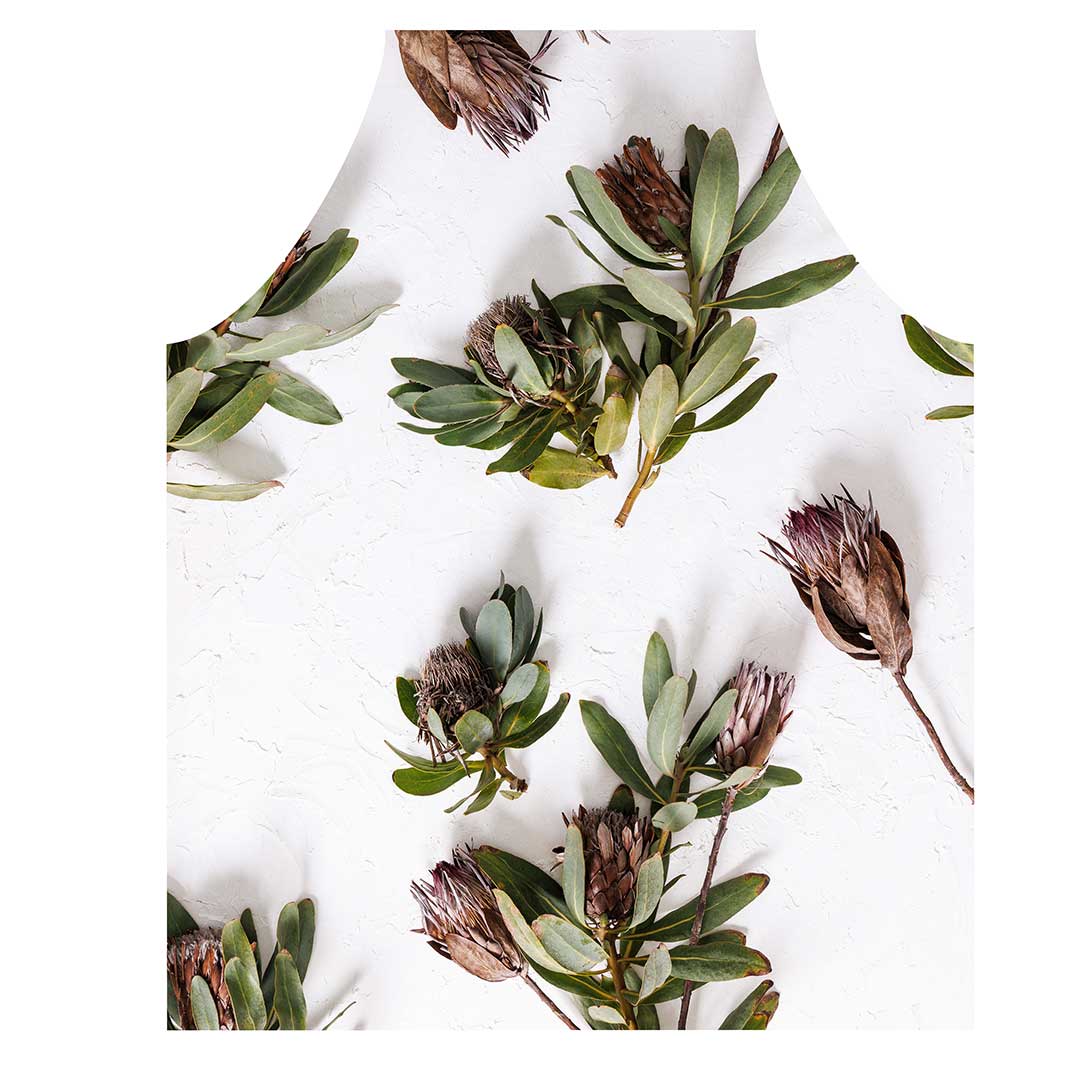 SCATTERED DRIED PROTEA WITH GREEN LEAVES APRON