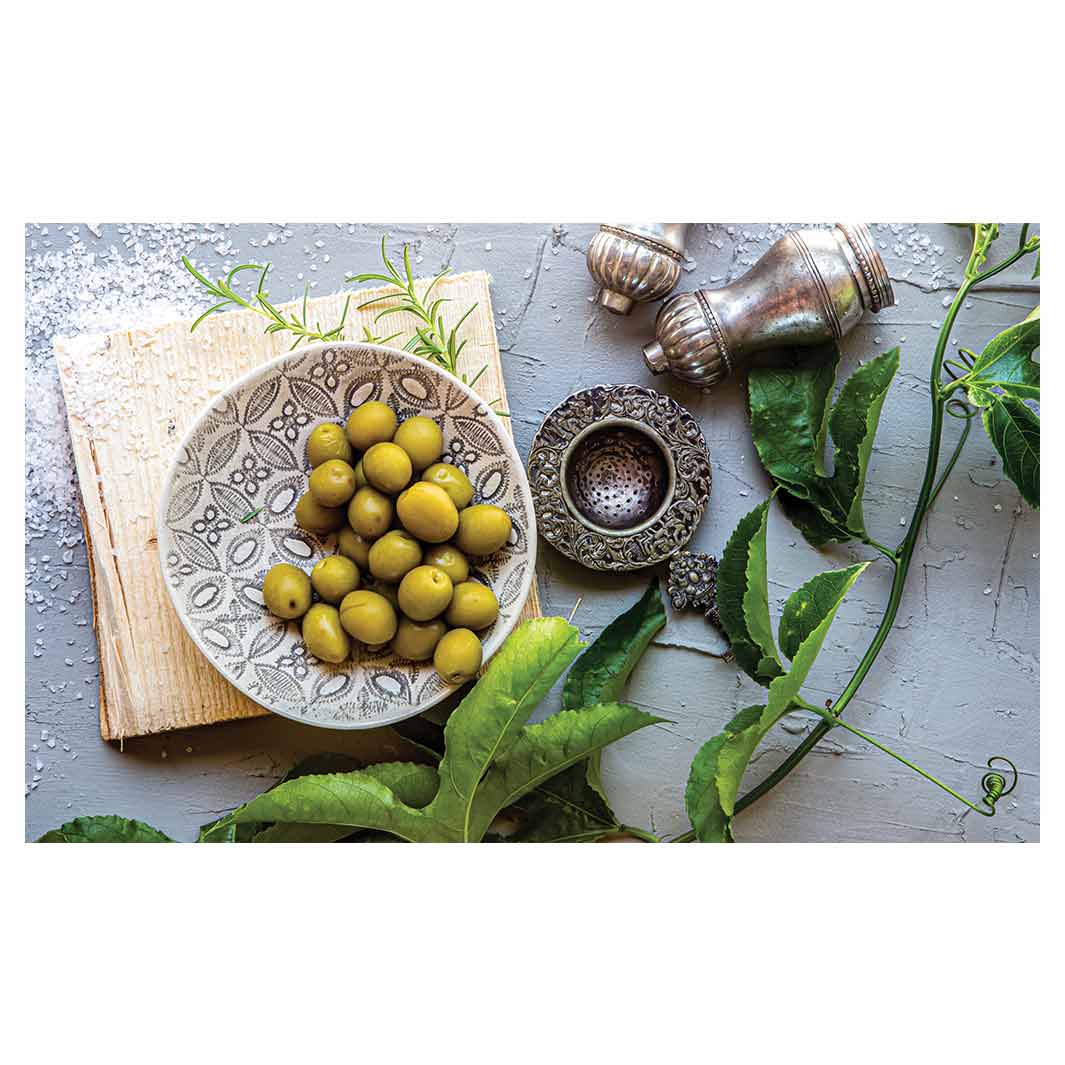 NATURAL SILVER SALT SHAKERS WITH GREEN OLIVES MULTI-PURPOSE MAT