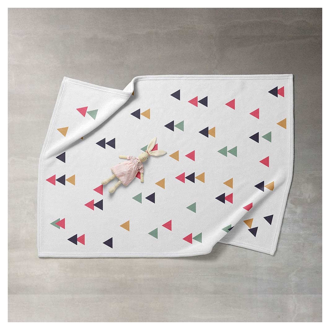 KIDS MULTI COLOUR TRIANGLE PATTERN FLEECE BLANKET