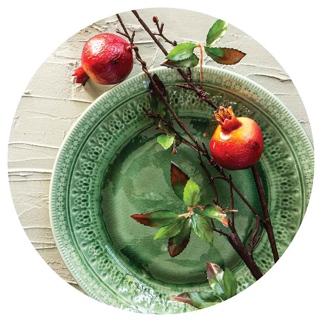NATURAL RED POMEGRANATES ON GREEN PLATE ROUND PLACEMAT