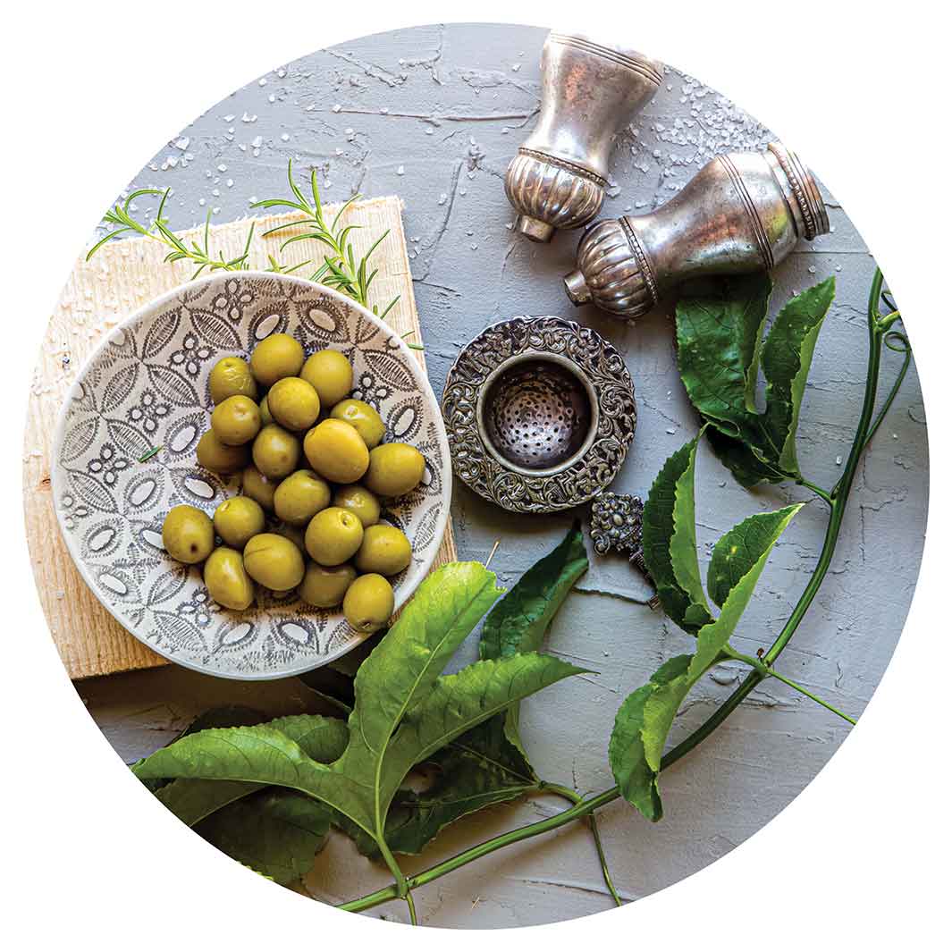 NATURAL SILVER SALT SHAKERS WITH GREEN OLIVES SERVING BOARD