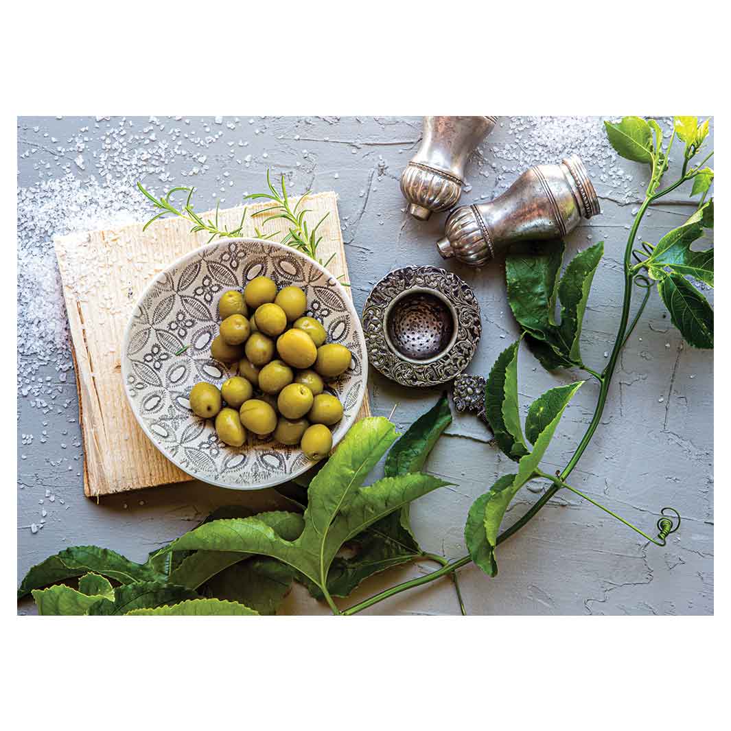 NATURAL SILVER SALT SHAKERS WITH GREEN OLIVES TABLECLOTH