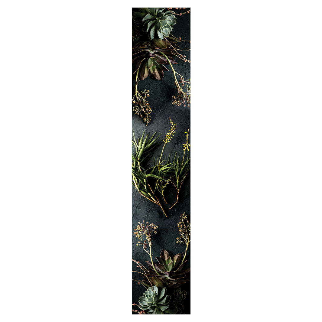NATURAL GREEN ALOE BUSH WITH LEAVES TABLE RUNNER