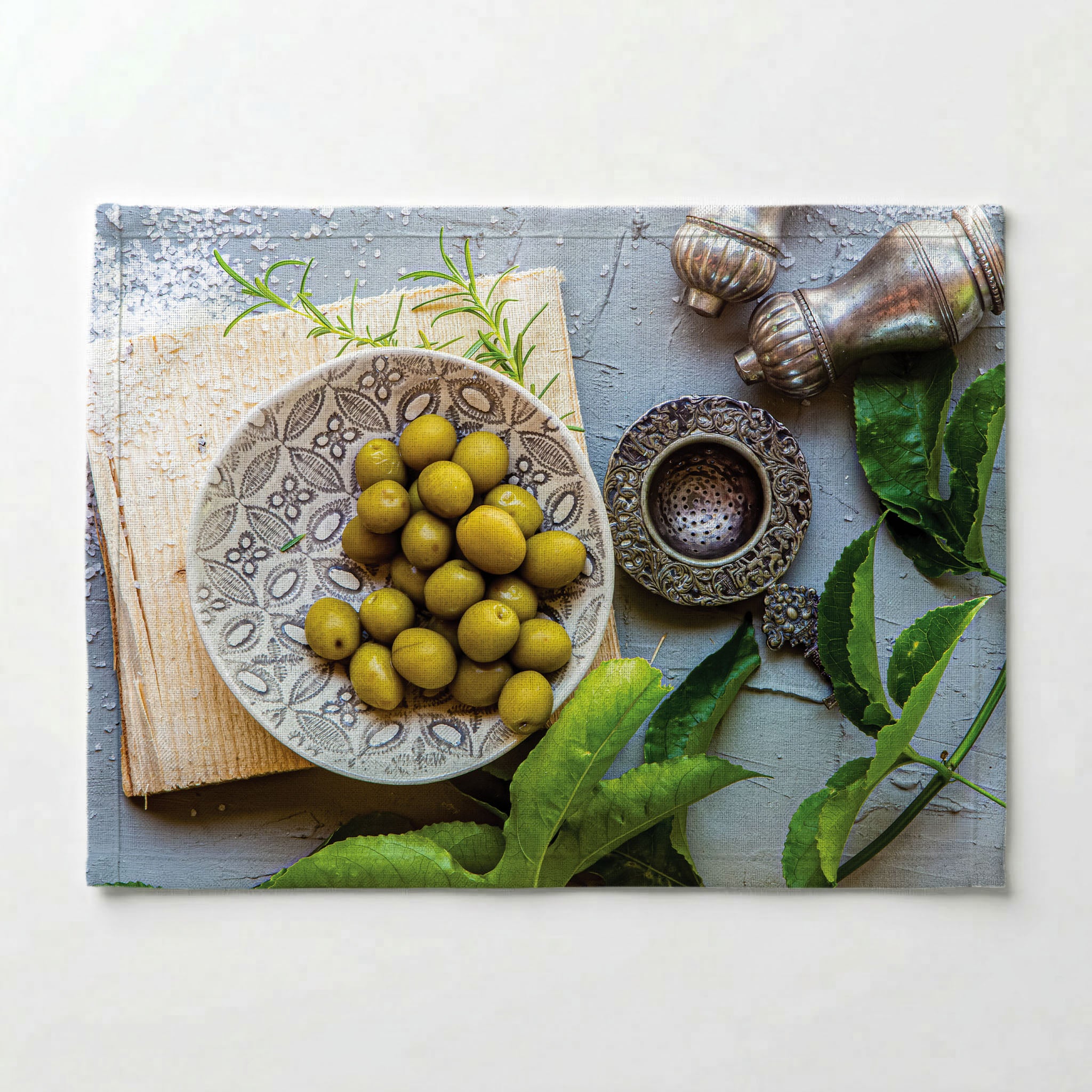 NATURAL SILVER SALT SHAKERS WITH GREEN OLIVES PLACEMAT
