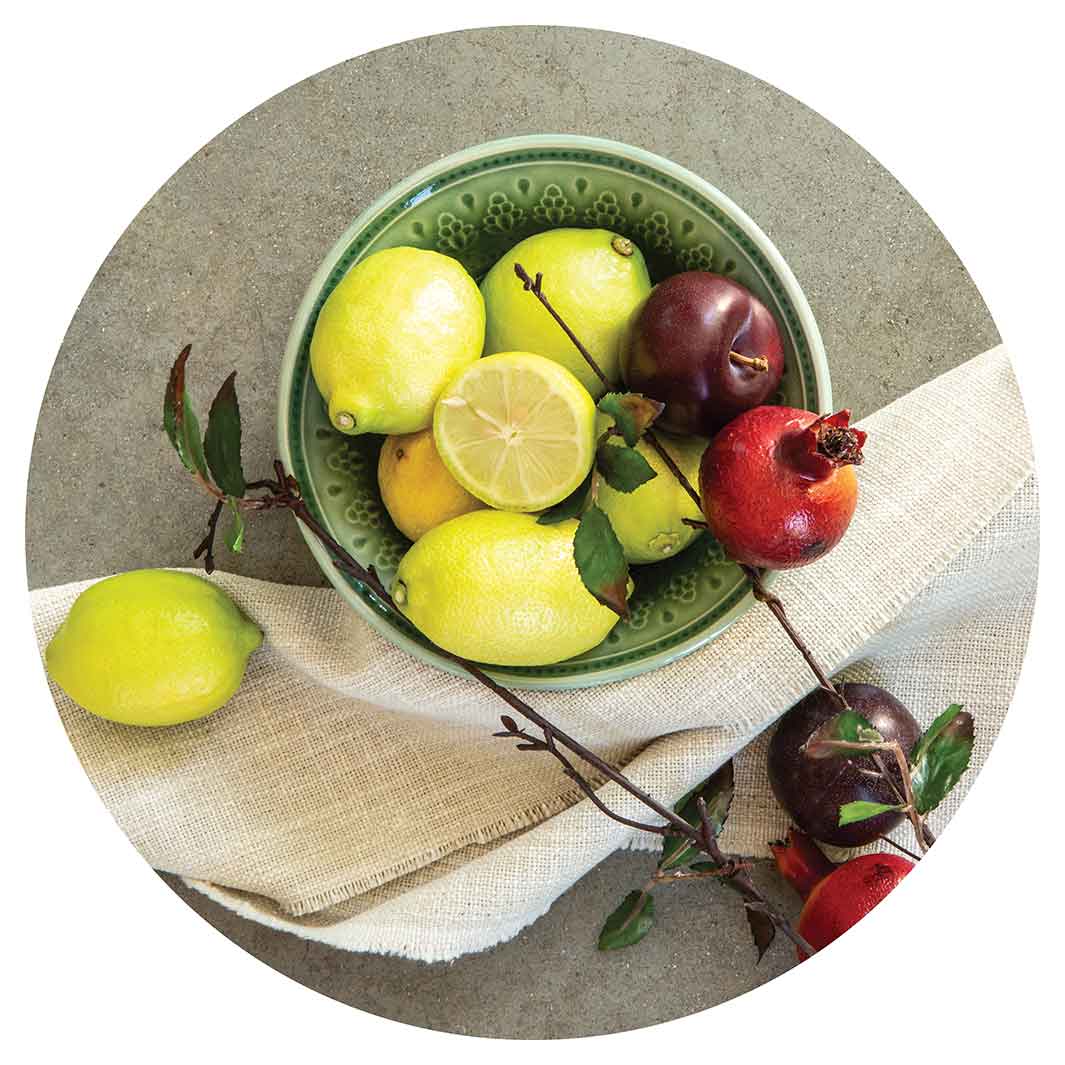 NATURAL RED POMEGRANATES AND LEMONS WITH LINEN ROUND PLACEMAT