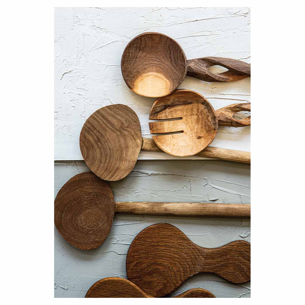 NATURAL BROWN WOODEN SPOONS ON GREY AND WHITE RECTANGULAR RUG