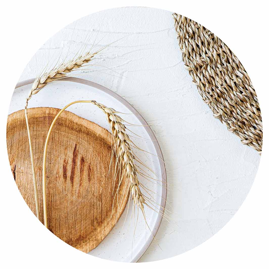 NATURAL BEIGE WHEAT ON WOOD AND WHITE ROUND RUG