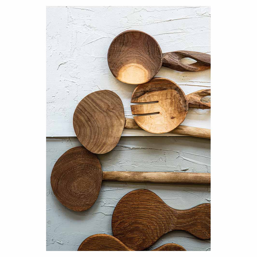 NATURAL BROWN WOODEN SPOONS ON GREY AND WHITE RECTANGULAR RUG